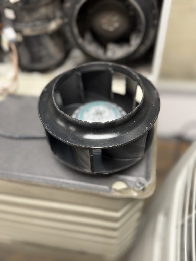Ventilateur centrifuge déposé lors de la réparation d’un climatiseur d’armoire électrique