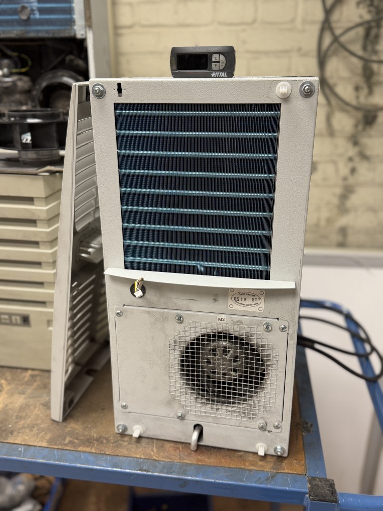 Climatiseur d’armoire électrique en cours de diagnostic sur l’établi de l’atelier EJ2D