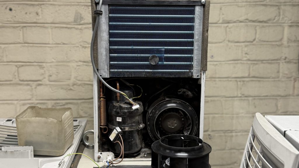 climatiseur d’armoire électrique en atelier : machine ouverte, échangeur et compresseur accessibles