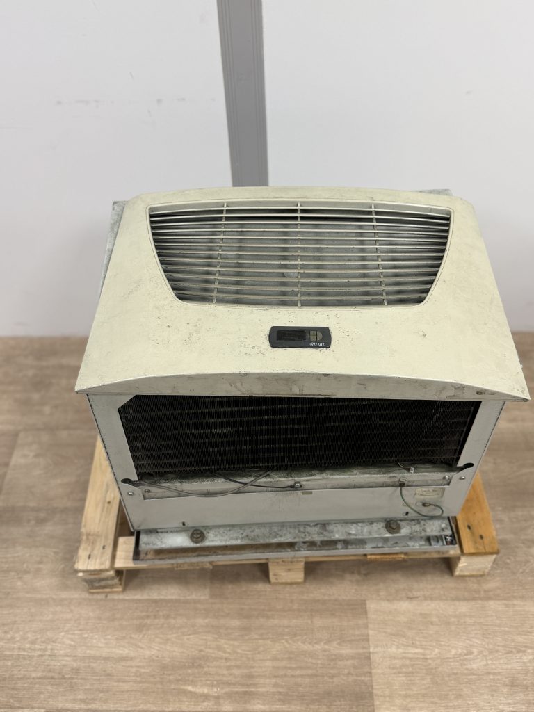 Climatiseur d’armoire électrique reçu sur palette à l’atelier d’Aubergenville